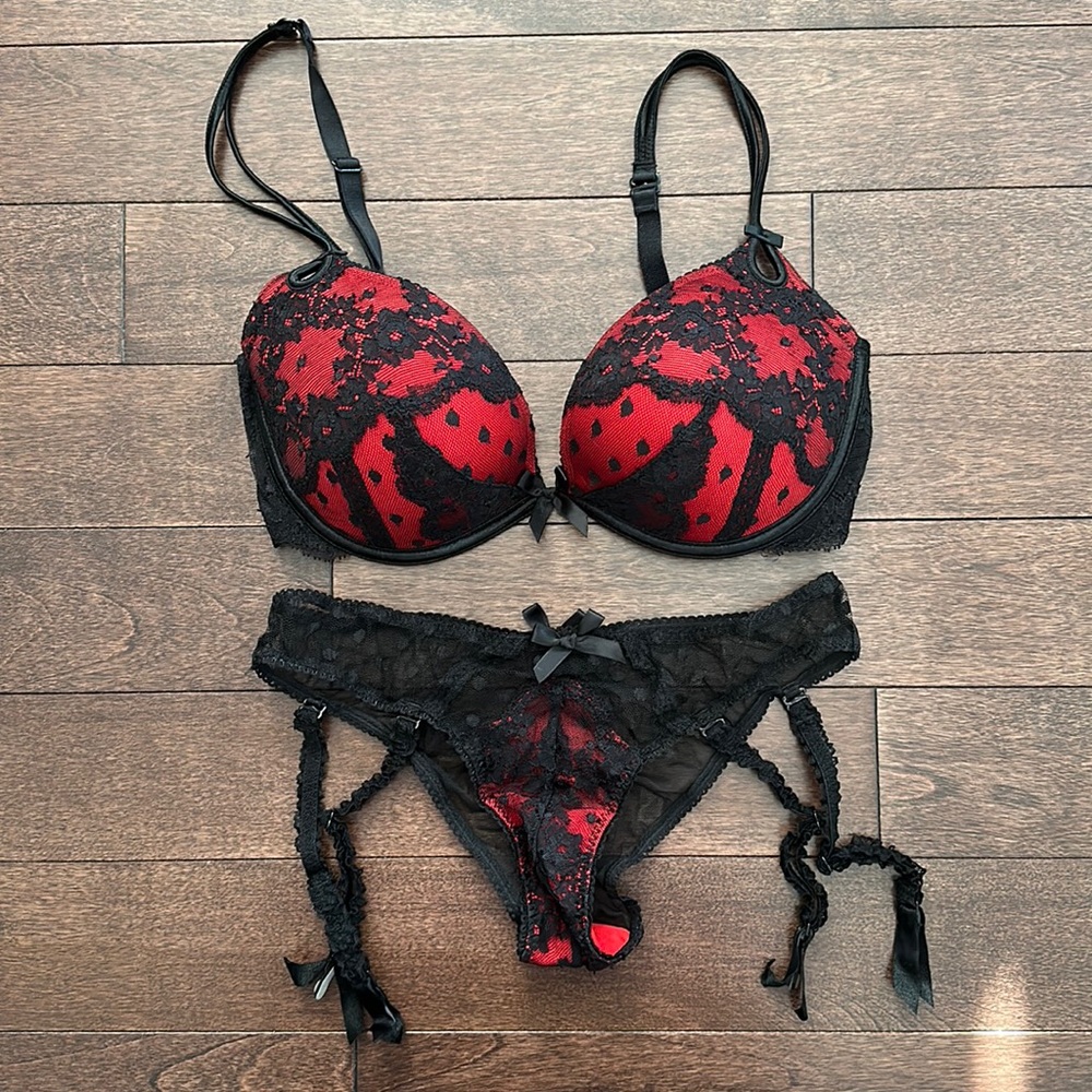 Victoria’s Secret Very Sexy Red Black Lace Bra & Garter Cheeky Panty Set